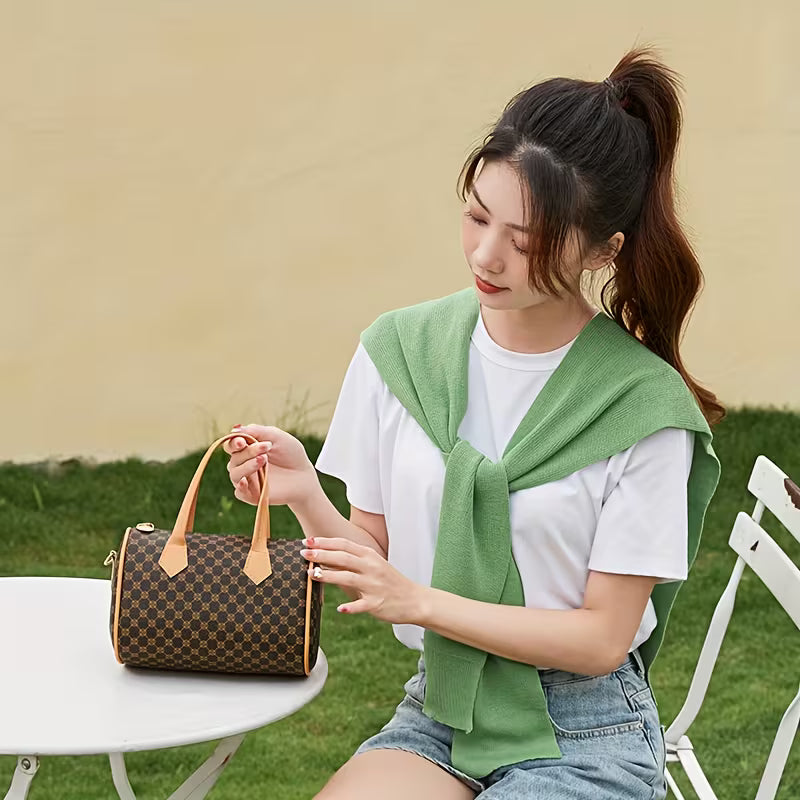 Vintage style shoulder strap handbag