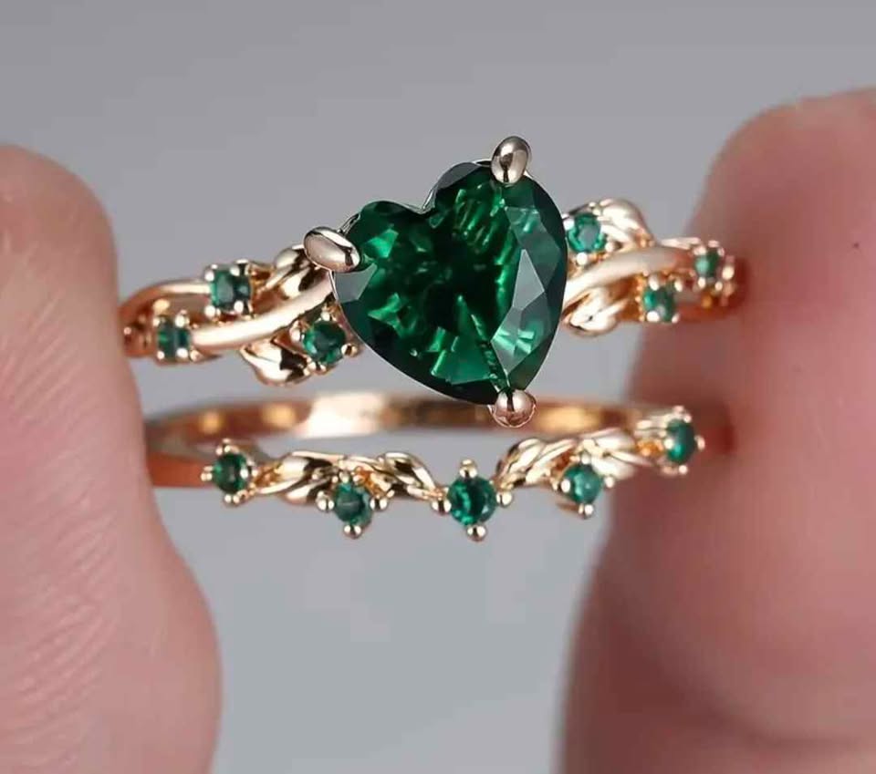 Elegant Vintage Green stone heart shape 2 piece ring