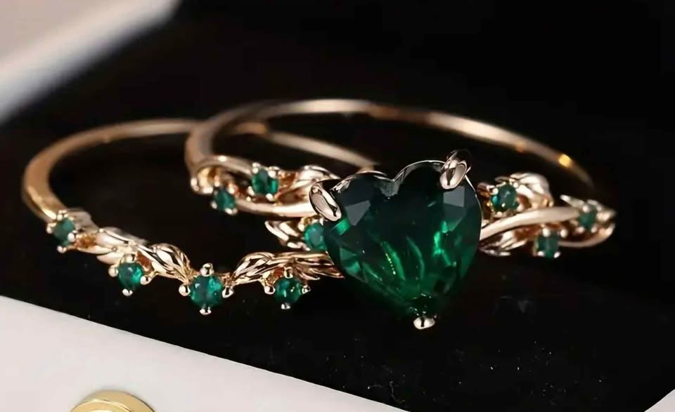 Elegant Vintage Green stone heart shape 2 piece ring