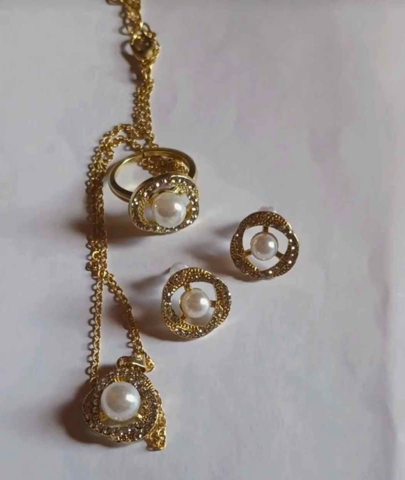 Elegant Pearl Gold tone Jewellery Set