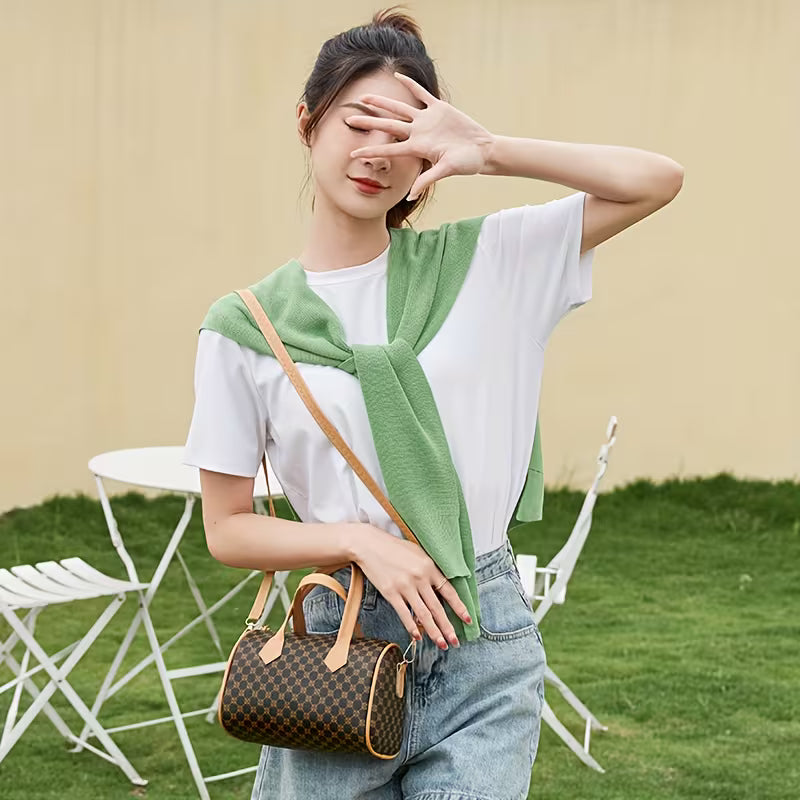 Vintage style shoulder strap handbag